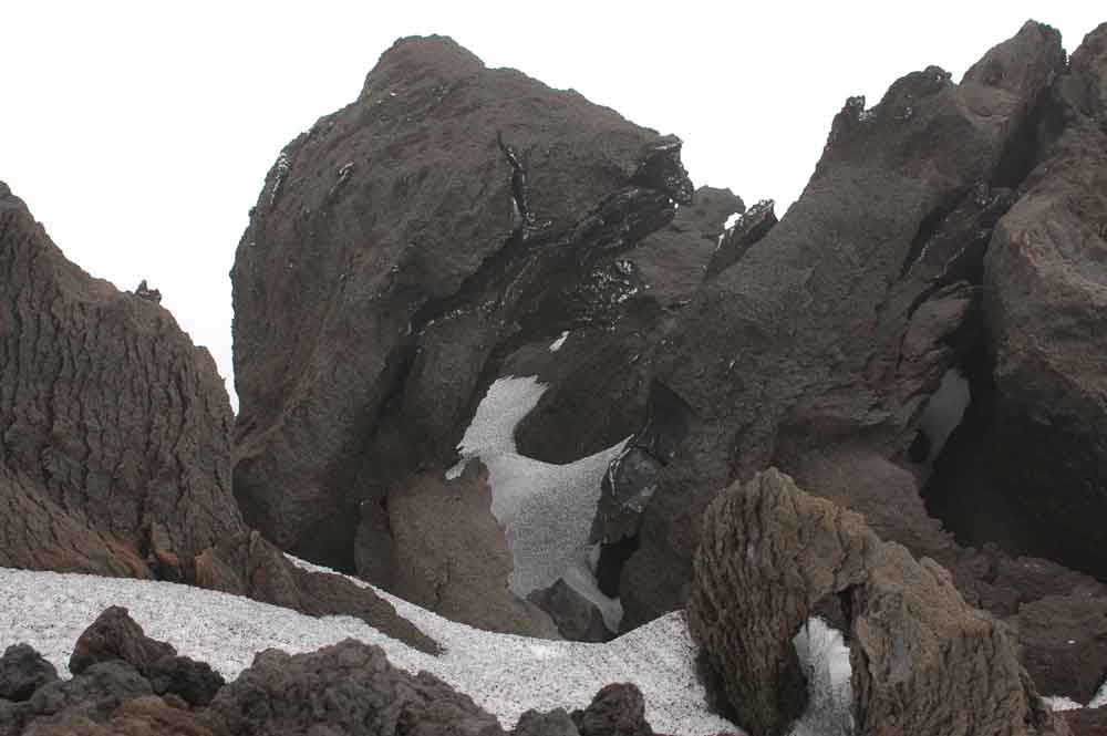 66 - Italia - Sicilia - volcan Etna - lava y nieve
